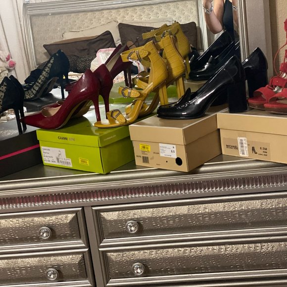 Womans heels - Picture 2 of 2